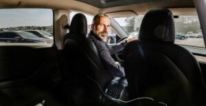 CEO da Uber trabalha como motorista por meses e se surpreende com condições vividas por colaboradores
