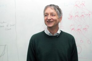 Pioneiro da IA, Geoffrey Hinton diz que a ameaça da tecnologia ao mundo pode ser 'mais urgente' do que a mudança climática