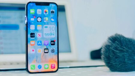 Atualização do iOS transformará iPhones bloqueados em telas inteligentes, diz relatório