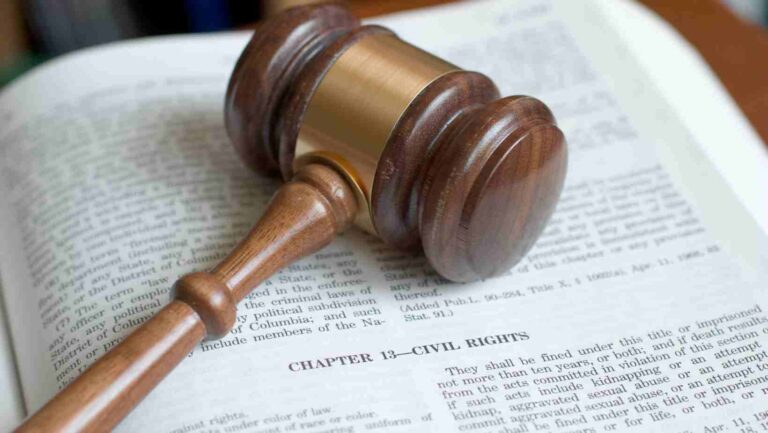 Inteligência Artificial e Democracia: quem está controlando a opinião pública?