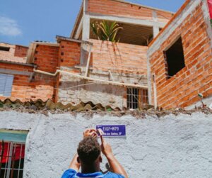 Universidades lançam pesquisa para reduzir impactos das mudanças climáticas sobre favelas no Brasil Google