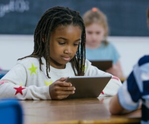 Tecnologia na educação: o que ganhamos com escolas conectadas? Tecnologia na educação