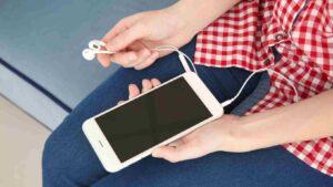 Apple lança ferramentas de recriação de voz em atualização do iOS 17, com foco em acessibilidade