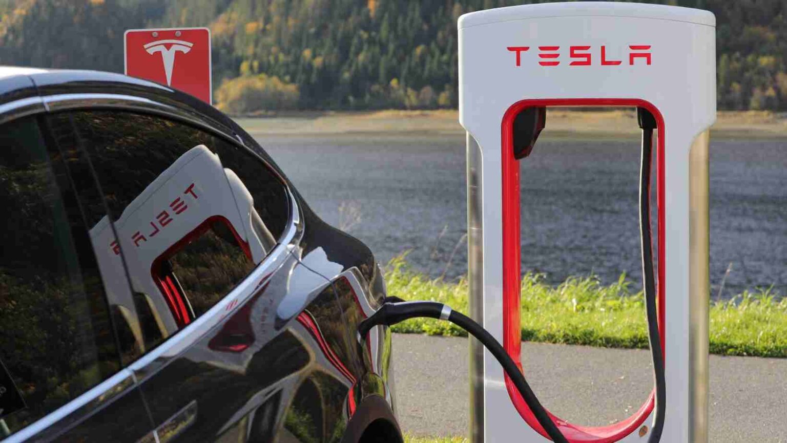 Hacker descobre "Modo Elon" que ativa condução totalmente autônoma em modelos da Tesla