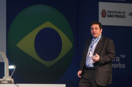 Kevin Mitnick em palestra no Brasil. Crédito: Cristiano SantAnna/Indicefoto