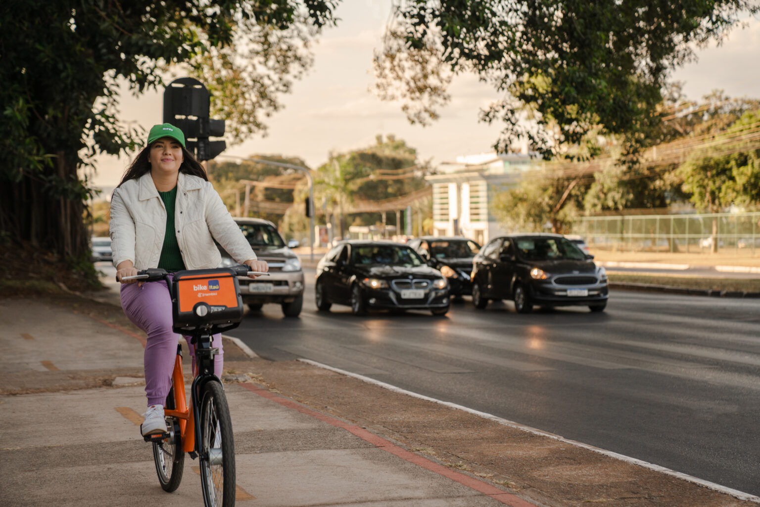 Estudo revela que bicicletas elétricas podem ser 66% mais rápidas do que carros em capitais do Brasil