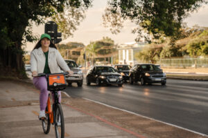 Estudo revela que bicicletas elétricas podem ser 66% mais rápidas do que carros em capitais do Brasil