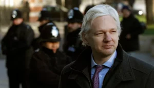 Pai de Julian Assange chega ao Brasil para lutar pela liberdade do ativista; relembre o caso Julian Assange