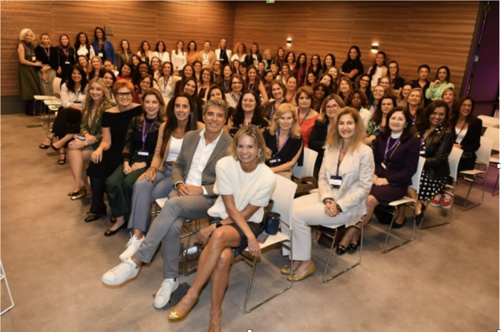 Fotos tiradas no evento “Mulheres em conselho”. Onde podemos ver que existem muitas mulheres preparadas para assumir posições de conselhos nas empresas.
