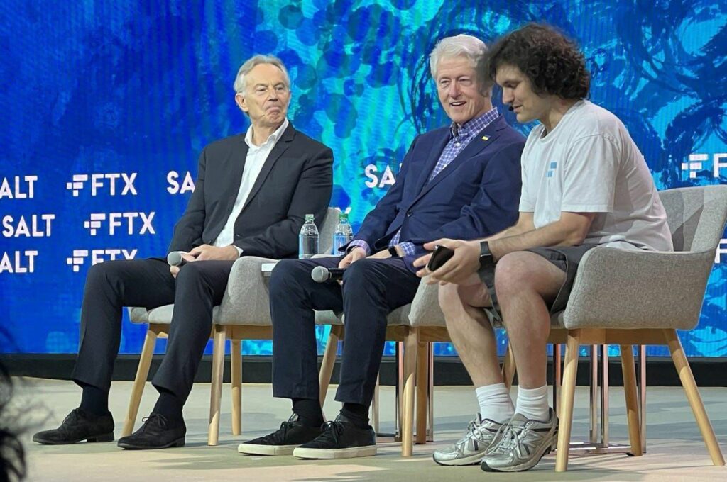 Tony Blair, Bill Clinton e Sam Bankman-Fried 