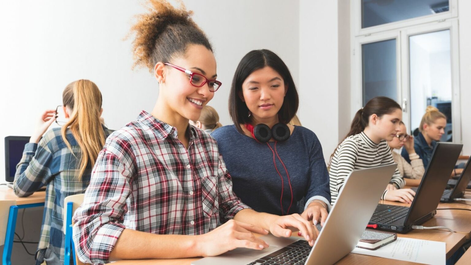 Zup lança trilha gratuita de IA para mulheres e minorias em parceria com a PrograMaria zup curso programação mulheres