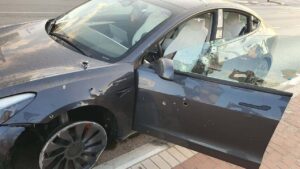 Motorista israelense é salvo por carro Tesla em tiroteio do Hamas