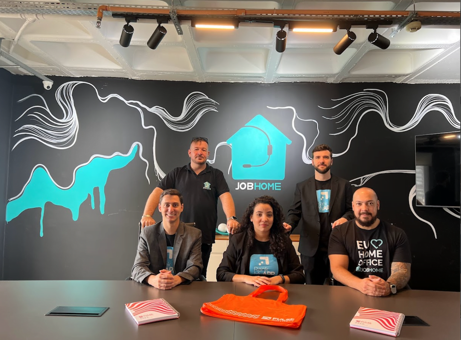 Sócios fundadores da RankMyApp e Jobhome. Da esquerda para a direita_ Geraldo Brasil, CEO da Jobhome (em pé); Rodrigo Castro, CPO da RankMyApp; Juliana Assunção, CSO da RankMyApp; Leandro Scalise, CEO da RankMyApp (em pé) e Ricardo Ga.jpg