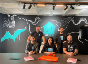 Sócios fundadores da RankMyApp e Jobhome. Da esquerda para a direita_ Geraldo Brasil, CEO da Jobhome (em pé); Rodrigo Castro, CPO da RankMyApp; Juliana Assunção, CSO da RankMyApp; Leandro Scalise, CEO da RankMyApp (em pé) e Ricardo Ga.jpg