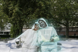 Artista espanhola será a primeira mulher a casar com holograma gerado por IA Holograma