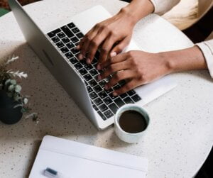 Escola oferece curso gratuito de programação para negros e indígenas de baixa renda Microsoft e DIO lançam bootcamp de IA Generativa