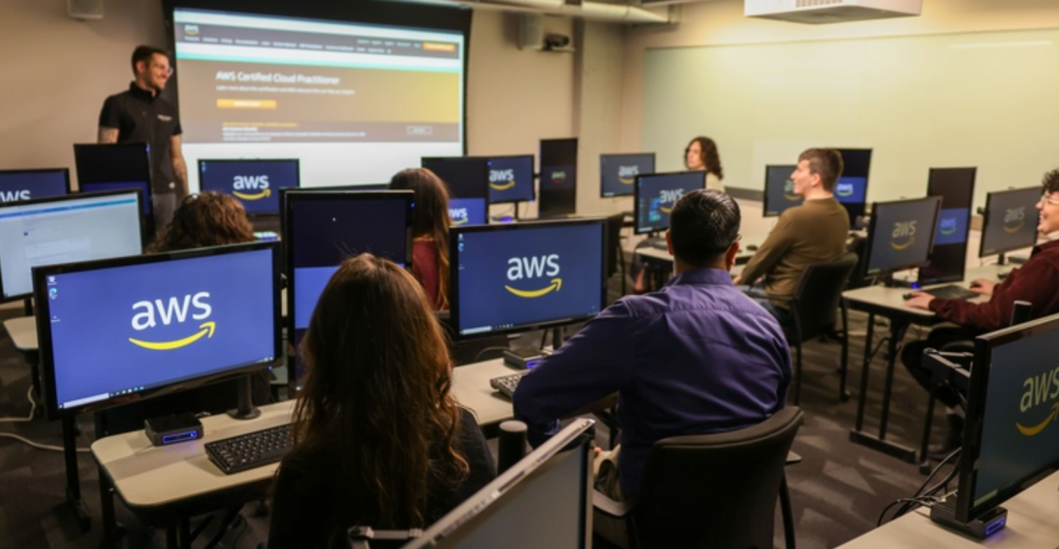 AWS e Sebrae lançam curso de IA generativa com foco em startups AWS Sebrae