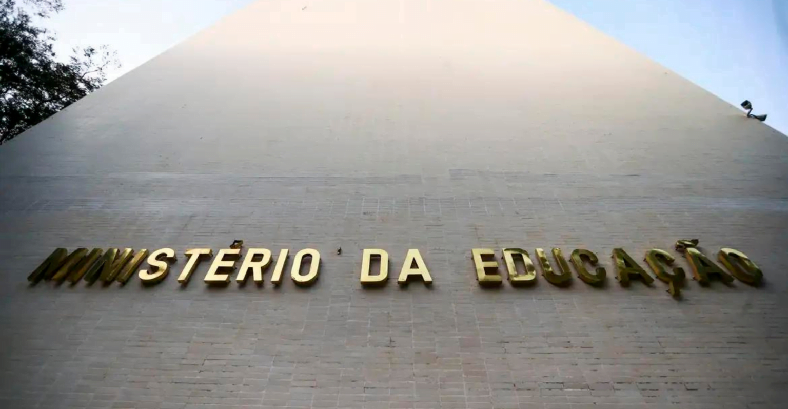 MEC avalia proibição de celulares em escolas; especialistas discutem impacto da medida escolas