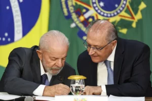 Brasília (DF), 17/09/2024 - O presidente Luiz Inácio Lula da Silva e o vice-presidente, Geraldo Alckmin, participam da assinatura de convênio entre o Sebrae e a Agência Brasileira de Promoção de Exportações e Investimentos (ApexBrasil), para pequenos negócios no Palácio do Planalto. Foto: Marcelo Camargo/Agência Brasil