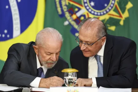 Brasília (DF), 17/09/2024 - O presidente Luiz Inácio Lula da Silva e o vice-presidente, Geraldo Alckmin, participam da assinatura de convênio entre o Sebrae e a Agência Brasileira de Promoção de Exportações e Investimentos (ApexBrasil), para pequenos negócios no Palácio do Planalto. Foto: Marcelo Camargo/Agência Brasil