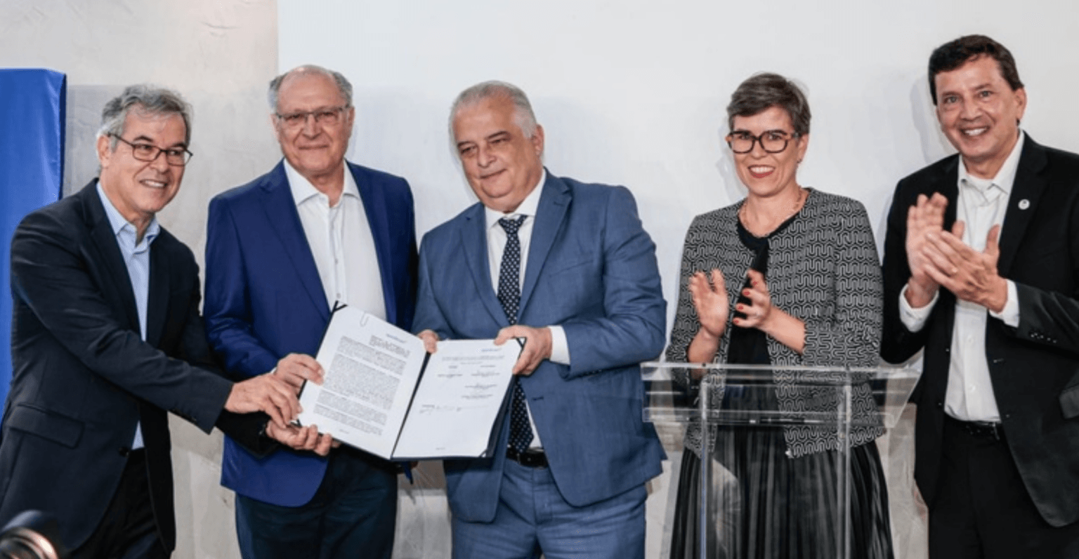 Geraldo Alckmin e presidente da ApexBrasil anunciam investimento de R$ 18,3 milhões para preparar empresas para exportação Geraldo Alckmin, e presidente da ApexBrasil, Jorge Viana, anunciam investimentos de mais de R$ 18,3 milhões para preparar empresas para exportação