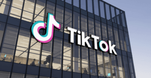 TikTok realiza demissões em massa enquanto amplia uso de IA para moderação de conteúdo