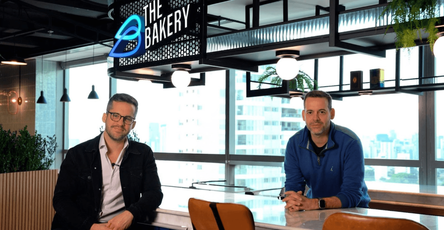The Bakery expande internacionalização com novo escritório na Austrália Crédito: Divulgação Legenda: Marcone Siqueira, CEO global da The Bakery (esq.) e Felipe Novaes, Chief Growth Officer (dir.)