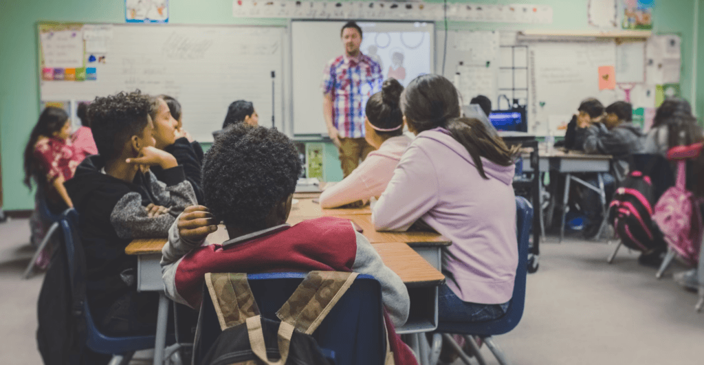 Geekie promove debate sobre nova lei que regulamenta tecnologia em sala de aula