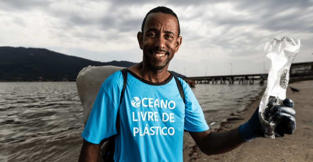 Plastic Bank chega a R$ 2,5 milhões pagos a catadores com reciclagem rastreável por blockchain