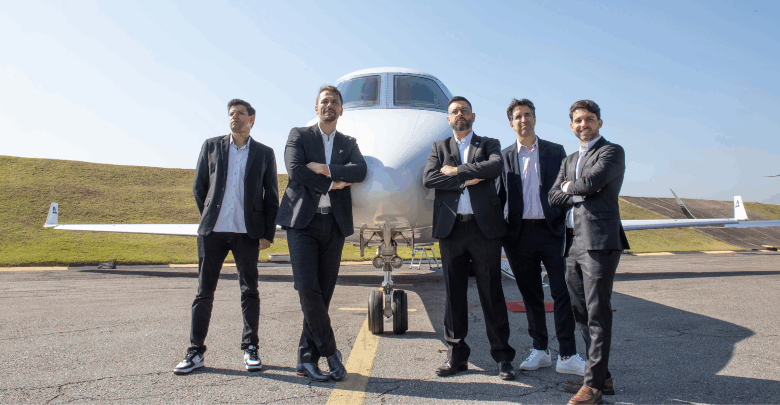 Da esq. para a dir., o time da Flapper formado por Wesley Ribeiro (CTO), Paul Malicki (CEO), Luciano Osório (CPO), Flávio Carvalho (VP Vendas) e Vinícius Morais (CFO). Empresa busca aporte para ampliar operações na Europa, EUA e Oriente Médio. Créditos: Divulgação Flapper.