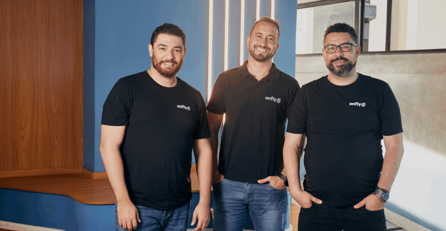 Da esquerda para direita: Elvis Soares (diretor comercial da Onfly), Marcelo Linhares (CEO e cofundador) e Elvimar Martins (COO e cofundador) / Foto: Mateus Lustosa