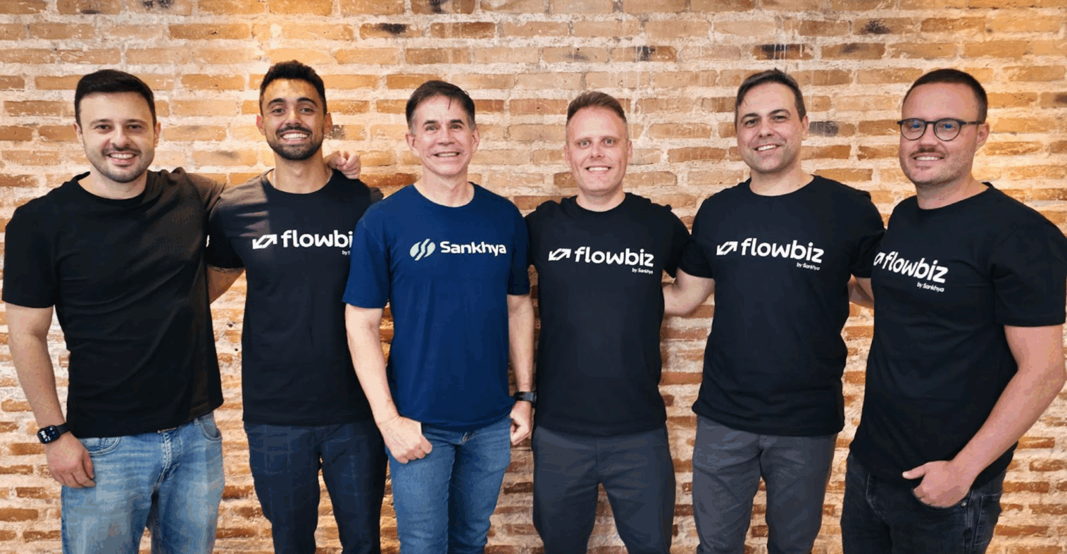 Da esq. p/ dir: Matheus Pagani, VP de Gestão de Vendas da Sankhya, Lucas Brum, Head comercial da Flowbiz, Felipe Calixto, CEO da Sankhya, Vinícius Correa, CEO da Flowbiz, Thiago Pitta, CTO da Flowbiz e Mauricio Correa, Investidor Conselheiro (Foto: Divulgação)