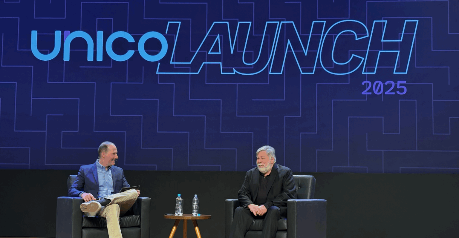 Guilherme Ribenboim, CRO da Unico, e Steve Wozniak no palco do Unico Launch 2025