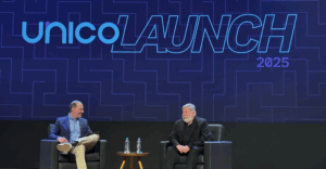 Guilherme Ribenboim, CRO da Unico, e Steve Wozniak no palco do Unico Launch 2025