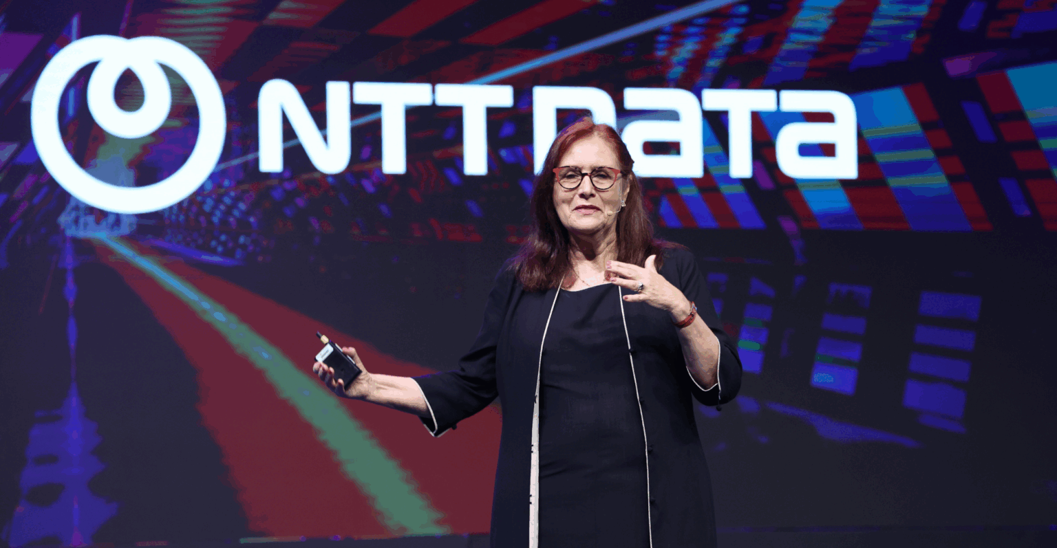 Kay Firth-Butterfield, especialista em ética tecnológica: “a IA Generativa não deveria estar nas mãos de poucas pessoas nos EUA ou na China” Kay Firth-Butterfield no Interconnected 2025 da NTT Data. Foto: Divulgação/NTT Data