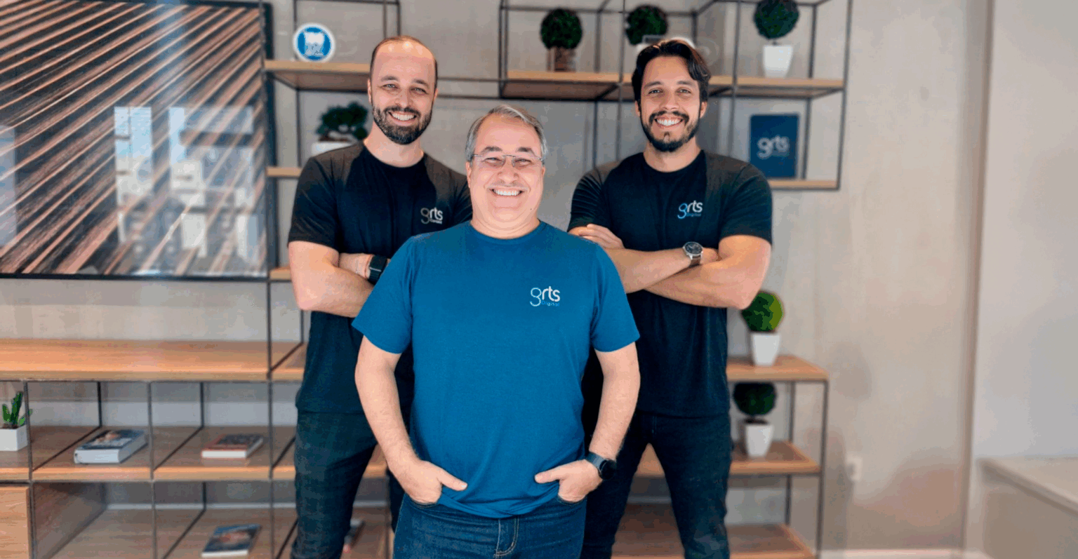 O CEO e co-fundador Uirá Menzes (na frente), e os outros dois sócios da GRTS Digital, Fernando Bueno (à esq.) e Victor Pastore (à dir.)