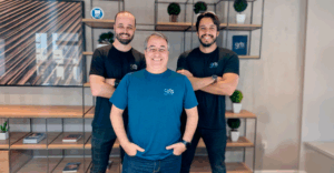 O CEO e co-fundador Uirá Menzes (na frente), e os outros dois sócios da GRTS Digital, Fernando Bueno (à esq.) e Victor Pastore (à dir.)