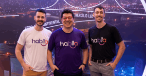 Na foto, os fundadores da Hablla: Rodrigo Xavier (CEO), Marcus Barboza (CRO) e Álvaro Magri (CTO)