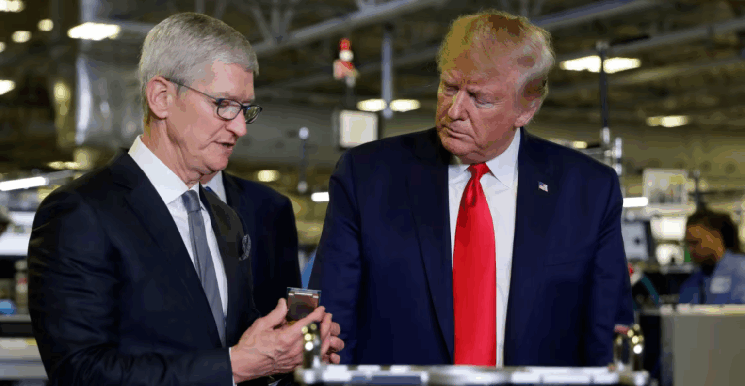 Apple Tim Cook e Donald Trump. AP Photo/ Evan Vucci