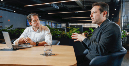 Leonardo Rodrigues Carlos Ferreira (direita), CEO da A5X, e Karel Luketic (esquerda), CFO e membro do conselho da A5X