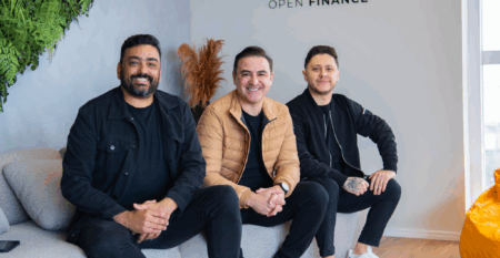 A Teddy Open Finance, fintech brasileira especializada em infraestrutura de crédito, alcançou o breakeven em menos de três anos de operação. A empresa registrou R$ 57 milhões em faturamento em 2024 e projeta um salto de 110% em 2025, para R$ 120 milhões. O desempenho foi impulsionado pela originação de R$ 28 bilhões em crédito nos últimos 18 meses, consolidando o modelo de negócios e a demanda por soluções digitais que superam as limitações dos sistemas legados do setor. Hoje, a plataforma conecta 30 instituições financeiras, mais de 30 mil usuários ativos e integra mais de 80 produtos financeiros. “Evoluímos para ser a ponte do crédito no Brasil. Hoje somos a fintech de infraestrutura que conecta bancos e fintechs à maior rede de originadores do País, entregando uma jornada digital de ponta a ponta, com inteligência e simplicidade”, afirma Wagner Ferreira, fundador e CEO da Teddy. O marco financeiro acontece em um contexto de desafios estruturais para o sistema financeiro. Segundo Ferreira, criar uma jornada digital de crédito pode levar anos e custar milhões. “Rompemos essa barreira ao entregar uma infraestrutura pronta, com biometria facial, formalização eletrônica, auditoria, compliance e inteligência artificial”, destaca. O modelo da Teddy combina tecnologia com a maior rede de originadores do País, que reúne bancários autônomos, correspondentes, assessores de investimento, imobiliárias, corretores e especialistas em consórcios. Esse ecossistema permite que bancos e fintechs lancem produtos e escalem a originação de crédito com tração imediata, enquanto profissionais ganham autonomia para atender clientes com mais agilidade e segurança. Luis Fernando, CFO, Wagner Ferreira, fundador e CEO, Felipe Alves, CTO l Imagem divulgação