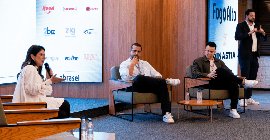 Carol Paiffer, Gabriel Pinheiro e Carlos Keiichi no Demo Day do Fogo Alto