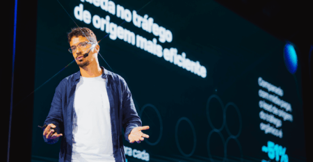 VP e cofundador da RD Station falam sobre investimento e adoção de IA e equilíbrio com inteligência humana Gustavo Avelar, vice-presidente da RD Station no palco do RD Summit 2025
