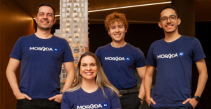 Fundadores da Morada.ai. Da esquerda para a direita: Ramon Azevedo, Poliana Longo, Luis Veloso, e Gabriel Maracaípe. Crédito:Jéssica Faria