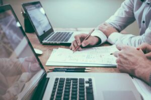 Brasil se consolida como referência regional em personalização financeira, aponta pesquisa financeira