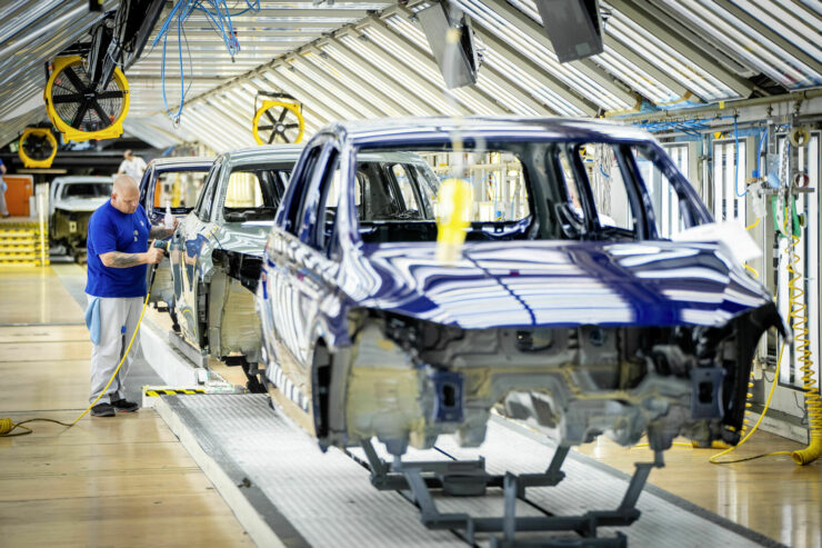 O contraste entre o tombo de montadoras tradicionais e o avanço bilionário das autotechs O contraste entre o tombo de montadoras tradicionais e o avanço bilionário das autotechs